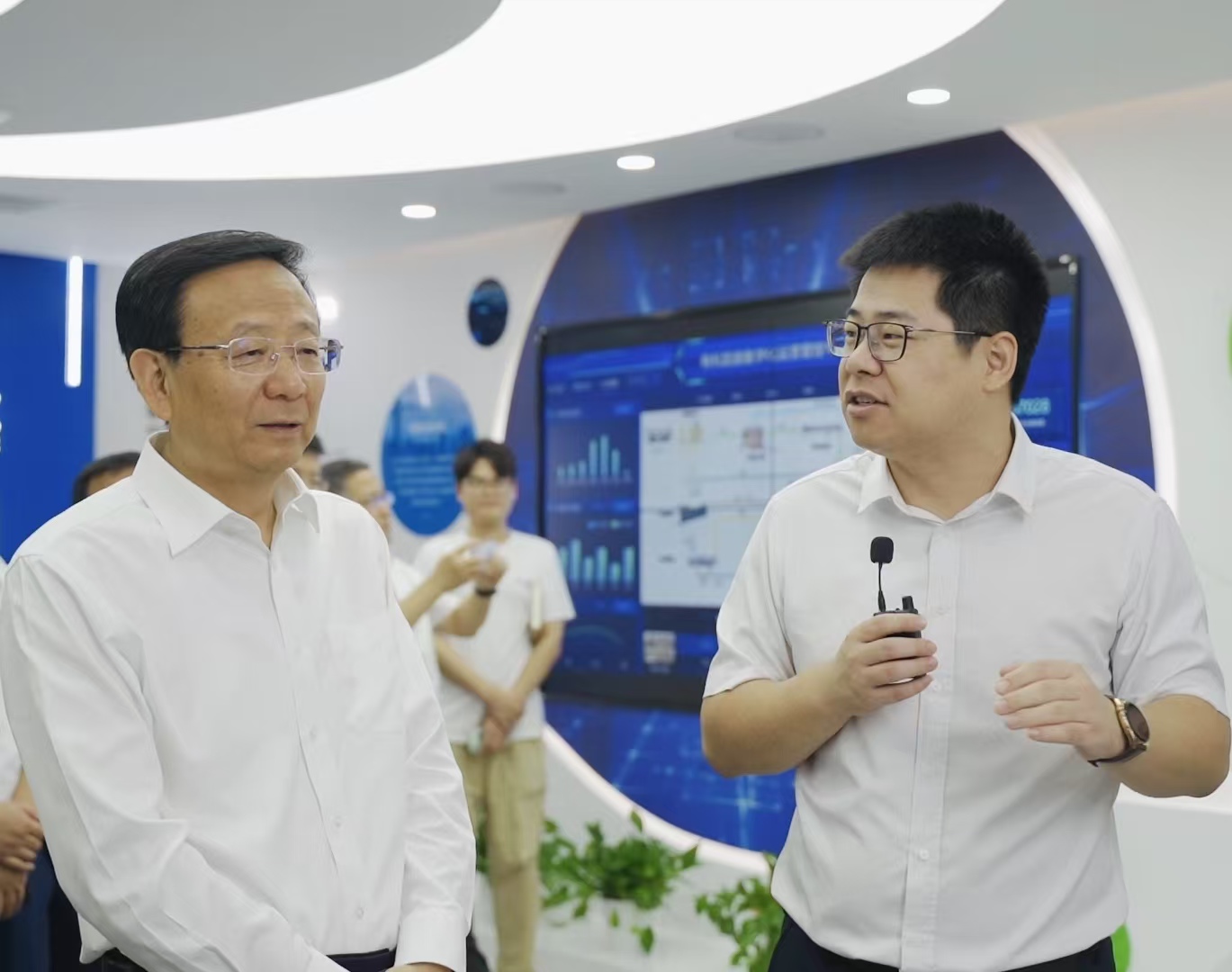 2023年9月22日，車向前為江蘇省副省長介紹魯控科技發展情況（右）.jpg